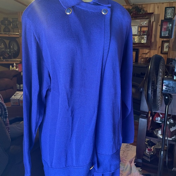 St. John two piece collection. Size says 14 but easy for a size 16. - Picture 8 of 8